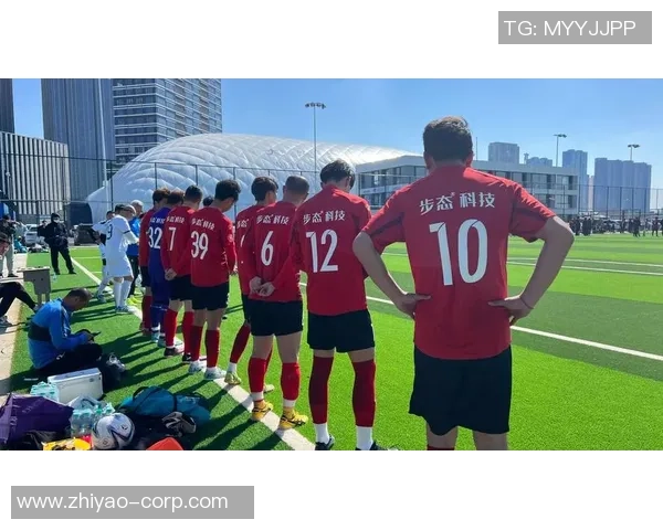 小卡足球：从篮球巨星到绿茵场新宠的蜕变与挑战