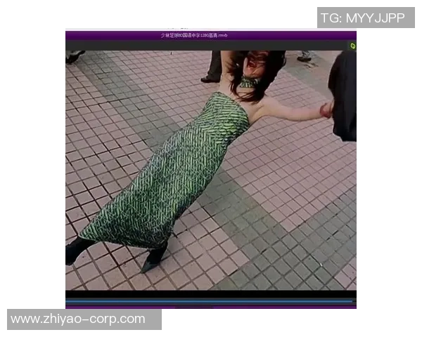 少林足球星爷巧踩香蕉皮化险为夷一招惊艳全场笑点不断