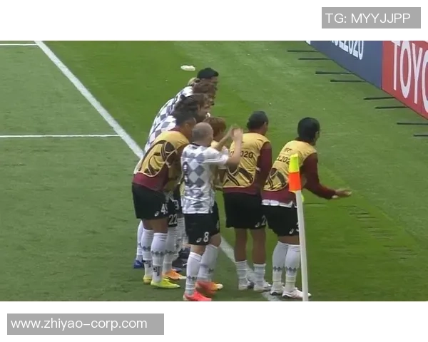 特雷杨与足球巨星亲密合影互动视频引发球迷热议