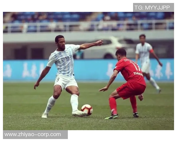 白人足球新星崛起带领球队迎接挑战 展现实力与潜力的未来之星