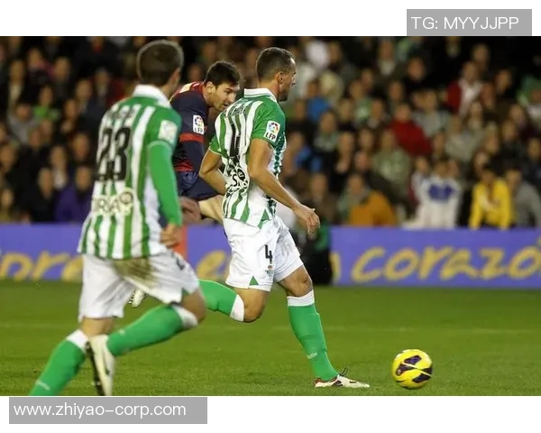 足球巨星竖大拇指瞬间定格 向全世界传递自信与力量的象征