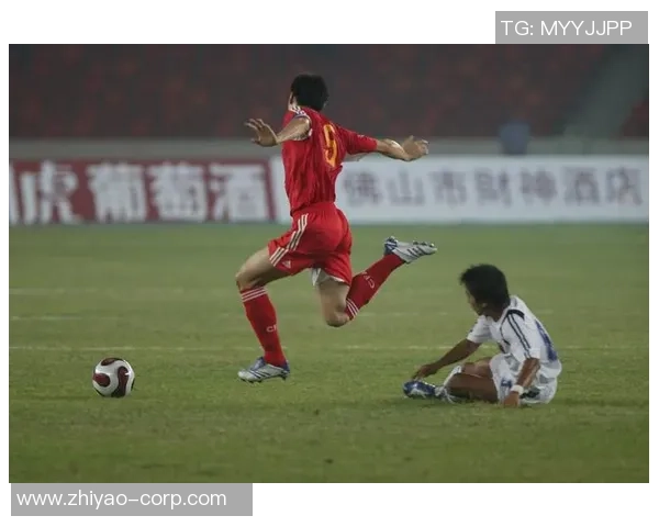 足球球星巧妙踩球瞬间展现完美技艺与控球能力的精彩时刻